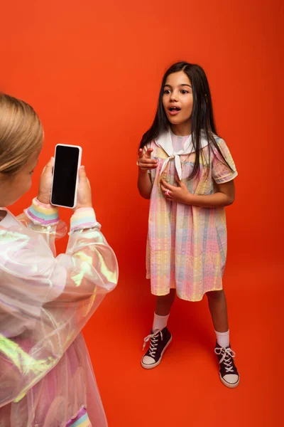 Stupito Ragazza Parlando Puntando Con Dito Vicino Amico Registrazione Video — Foto Stock