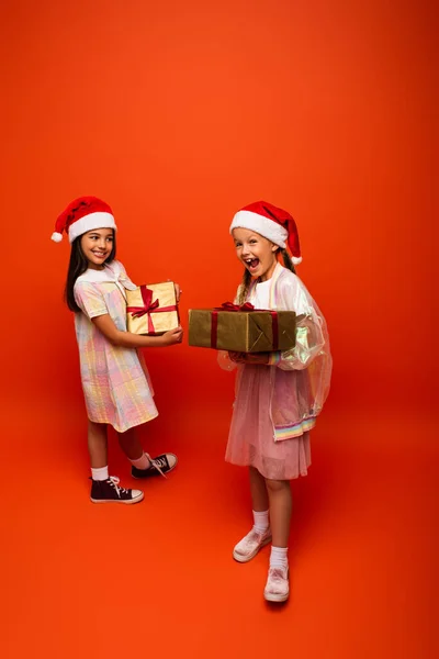 Longitud Completa Chicas Sorprendidas Felices Sombreros Santa Pie Con Cajas —  Fotos de Stock