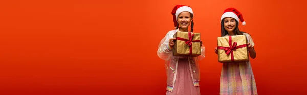 Preteen Girls Santa Hats Holding Gift Boxes Smiling Camera Isolated — Stock Photo, Image