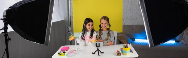 Meninas Alegres Mostrando Brinquedo Espiral Durante Gravação Vídeo Blog Fundo — Fotografia de Stock