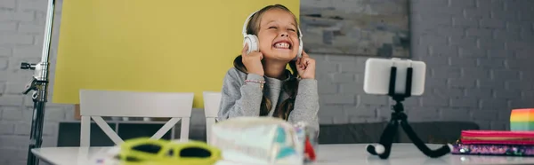 Схвильований Відео Блогер Бездротових Навушниках Біля Розмитого Смартфона Тримачі Банер — стокове фото