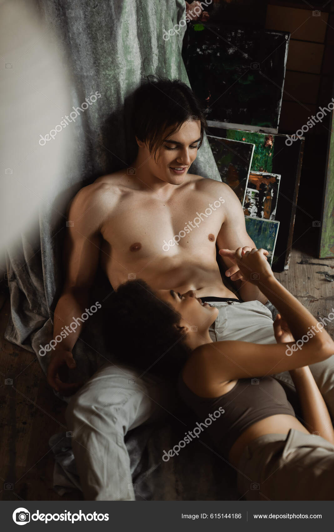 boy with woman nude 幸せなアフリカ系アメリカ人女性ホールディング手のセクシーな毛深いですボーイフレンドでアートワークショップ — ストック写真 © HayDmitriy #615144186