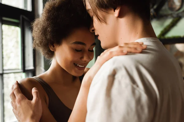 Sinnliche Afrikanisch Amerikanische Frau Lächelt Der Nähe Junger Künstlerin Kunstworkshop — Stockfoto