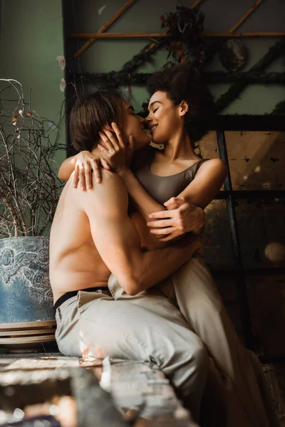 Sexy Interracial Artists Hugging Kissing Vase Dried Plants Workshop — Stock Photo, Image