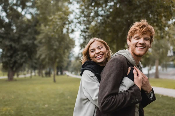 Mujer Joven Positiva Abrigo Abrazando Alegre Pelirroja Novio Parque — Foto de Stock