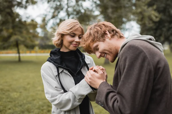 Zorgzame Jongeman Jas Opwarmen Handen Van Gelukkig Vriendin Herfstpark — Stockfoto