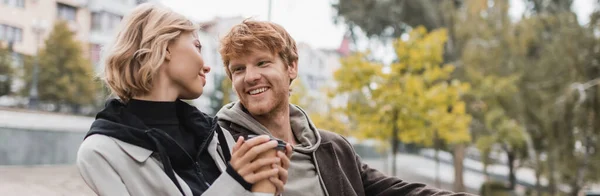 Glücklicher Junger Mann Mantel Der Auf Die Blonde Freundin Blickt — Stockfoto