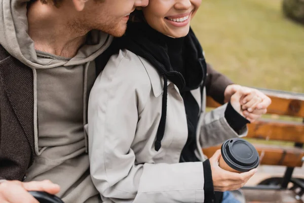 Recortado Vista Feliz Joven Abrazando Novia Sosteniendo Taza Papel Con — Foto de Stock