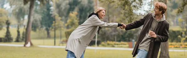 Gelukkig Jongeman Jas Houden Papieren Beker Trekken Vriendin Herfstpark Banner — Stockfoto