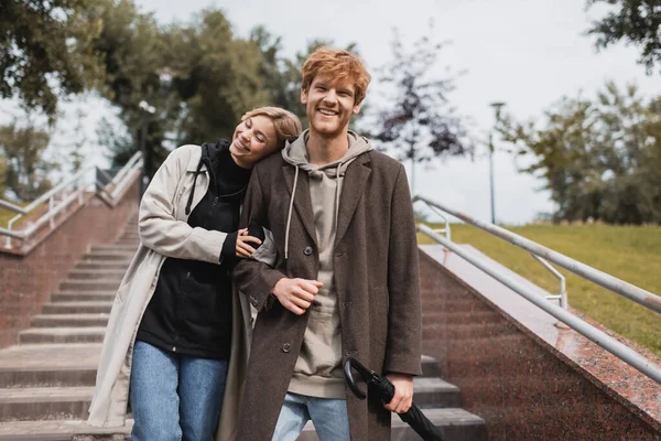 Femme Heureuse Appuyé Sur Épaule Rousse Homme Avec Parapluie Tout — Photo