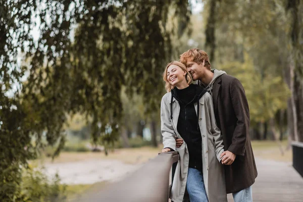 Pelirroja Hombre Mujer Rubia Abrigo Sonriendo Durante Fecha Parque — Foto de Stock