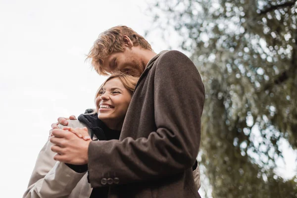 Bajo Ángulo Vista Pelirroja Hombre Besando Cabeza Alegre Rubia Mujer — Foto de Stock