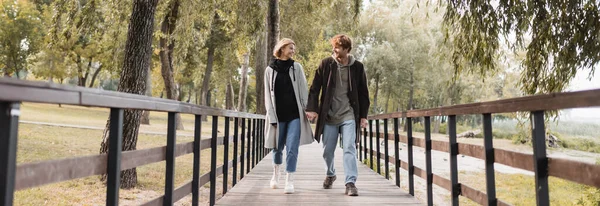 Full Length Redhead Man Blonde Woman Coats Smiling While Holding — Stock Photo, Image
