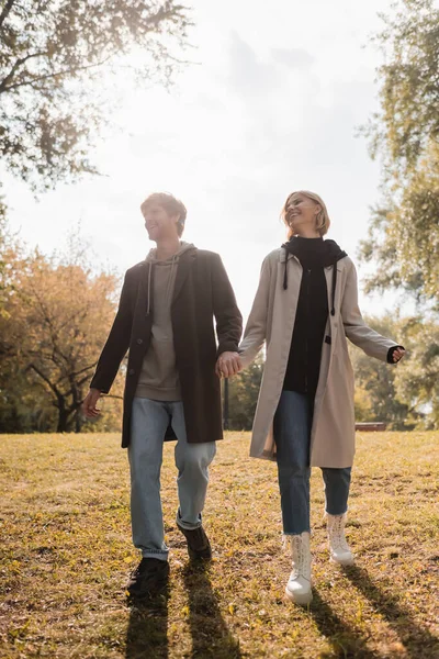 Full Length Young Happy Couple Holding Hands While Walking Autumnal — Stock Photo, Image