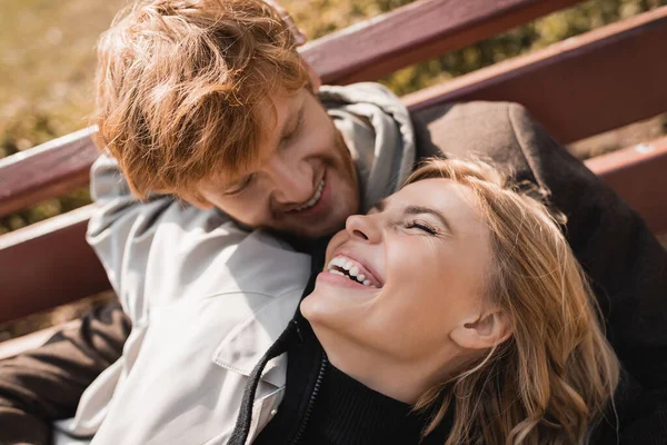 Veselý Zrzavý Muž Při Pohledu Šťastnou Blondýnu Usmívající Parku — Stock fotografie