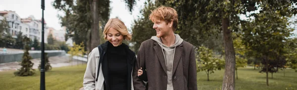 Jonge Positieve Man Jas Wandelen Met Blonde Vriendin Herfstpark Banner — Stockfoto