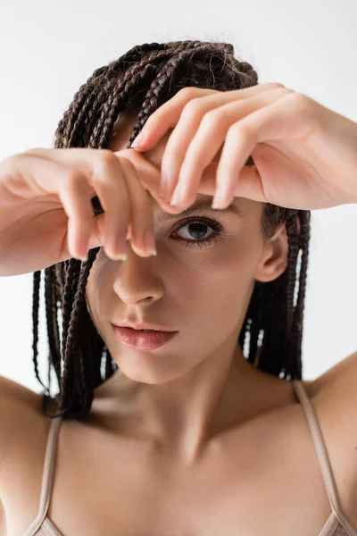 Saçları Örgülü Genç Bir Kadının Portresi Gri Renkli Kameraya Bakıyor — Stok fotoğraf