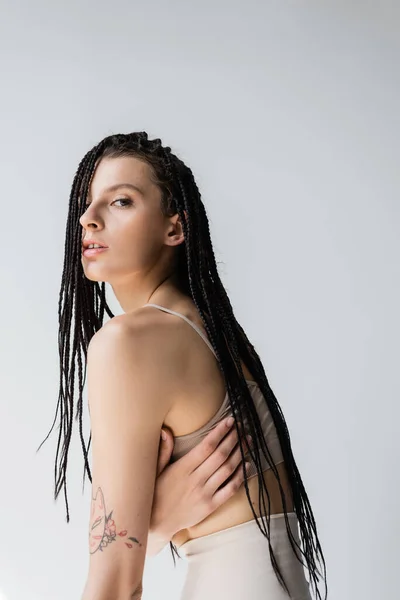 Mujer Joven Con Trenzas Ropa Interior Mirando Cámara Aislada Gris — Foto de Stock