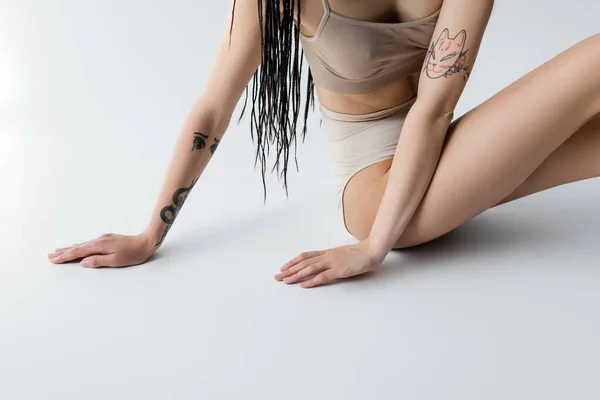 Vista Recortada Mujer Tatuada Ropa Interior Tocando Fondo Gris —  Fotos de Stock