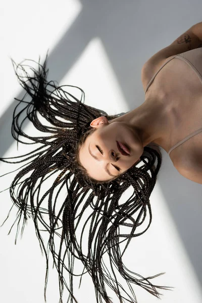 Вид Сверху Молодую Женщину Брейдами Лежащую Сером Фоне — стоковое фото