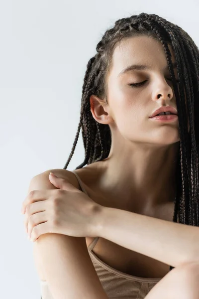 Mujer Joven Con Trenzas Peinado Tocando Hombro Aislado Gris —  Fotos de Stock