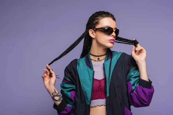 Mujer Moda Chaqueta Deportiva Retro Tocando Trenzas Aisladas Púrpura — Foto de Stock