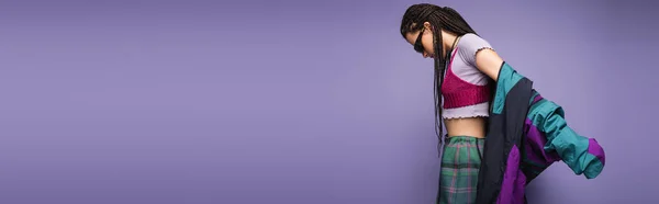 Вид Збоку Жінки Сонцезахисних Окулярах Вінтажний Одяг Позує Ізольовано Фіолетовому — стокове фото