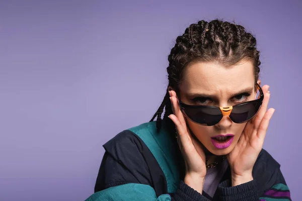 Opgewonden Vrouw Met Dreadlocks Kijken Naar Camera Vintage Zonnebril Geïsoleerd — Stockfoto