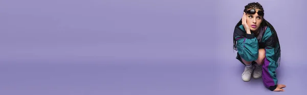 Молода Жінка Старовинній Куртці Позує Гаслах Дивиться Фіолетовий Фон Банер — стокове фото