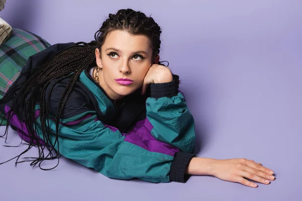 Mujer Ensueño Con Trenzas Acostado Chaqueta Estilo Vintage Mirando Hacia —  Fotos de Stock