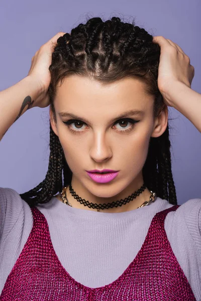 Portrét Hezké Ženy Make Upu Dotýkat Spletené Vlasy Při Pohledu — Stock fotografie