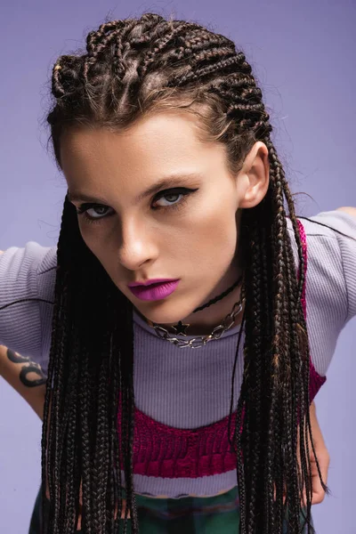 Retrato Mujer Moda Con Rastas Maquillaje Mirando Cámara Aislada Púrpura —  Fotos de Stock