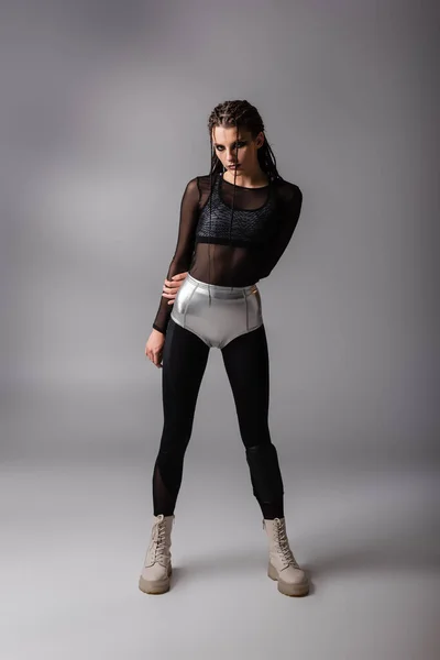 Comprimento Total Mulher Estilo Futurista Macacão Apertado Preto Shorts Prata — Fotografia de Stock