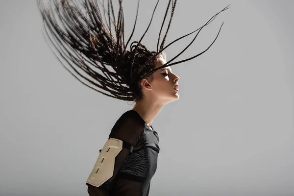 Seitenansicht Einer Frau Futuristischen Stil Mit Geflochtenen Dreadlocks Die Isoliert — Stockfoto