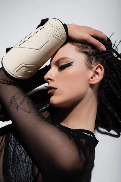 Vista Superior Mulher Morena Traje Futurista Maquiagem Fundo Cinza — Fotografia de Stock