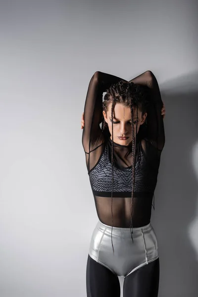 Trendy Vrouw Zwart Strakke Jumpsuit Zilveren Shorts Poseren Met Handen — Stockfoto