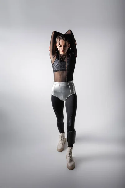 Volledige Lengte Van Vrouw Zilveren Shorts Zwart Strakke Jumpsuit Staan — Stockfoto