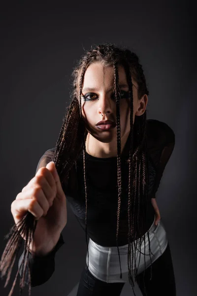 Stijlvolle Vrouw Met Make Houden Gevlochten Dreadlocks Kijken Naar Camera — Stockfoto