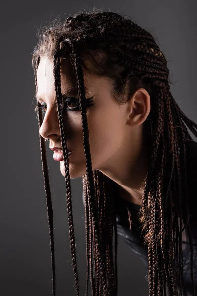 Portrait Jeune Femme Avec Maquillage Élégant Dreadlocks Isolé Sur Gris — Photo