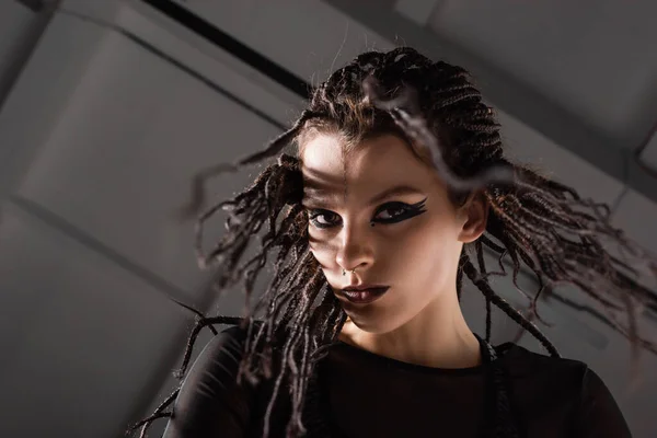 Retrato Mujer Joven Con Rastas Maquillaje Expresivo Sobre Fondo Gris — Foto de Stock