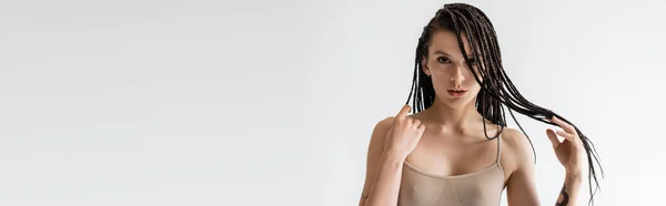 Μελαχρινή Γυναίκα Τέλειο Δέρμα Συγκινητικό Πλεκτό Dreadlocks Απομονώνονται Γκρι Banner — Φωτογραφία Αρχείου