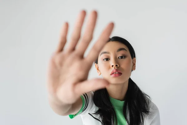 Jovem Mulher Asiática Cardigan Cortado Estendendo Mão Câmera Isolada Cinza — Fotografia de Stock