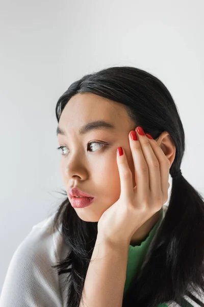 Porträt Einer Jungen Asiatischen Frau Mit Roter Maniküre Die Gesicht — Stockfoto