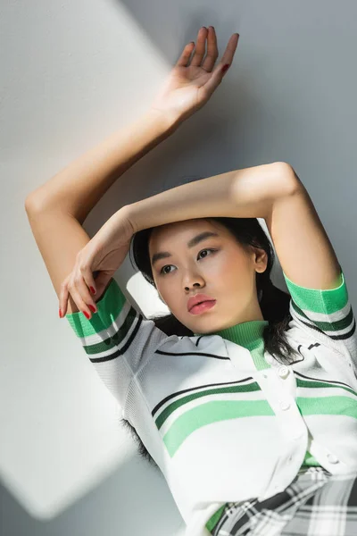 Trendiges Asiatisches Modell Abgeschnittener Strickjacke Auf Grauem Hintergrund Mit Licht — Stockfoto