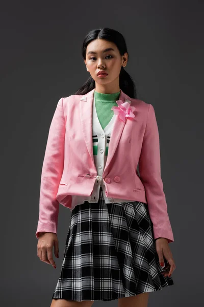 Модна Азіатська Жінка Плетеній Спідниці Рожевий Піджак Ізольовані Сірому — стокове фото