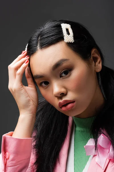 Portret Modelki Azjatyckiej Regulującej Obrączkę Patrzącej Odizolowaną Szaro Kamerę — Zdjęcie stockowe
