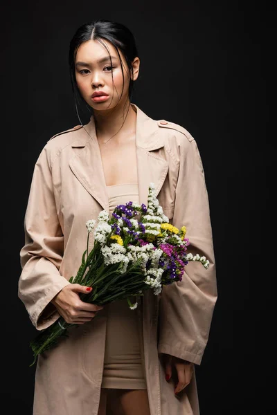 Elegante Mujer Asiática Gabardina Vestido Beige Sosteniendo Flores Aisladas Negro — Foto de Stock