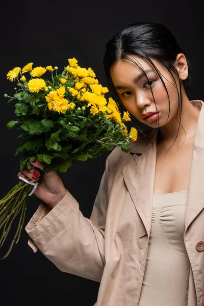 Porträt Einer Jungen Asiatischen Frau Trenchcoat Mit Einem Strauß Chrysanthemen — Stockfoto