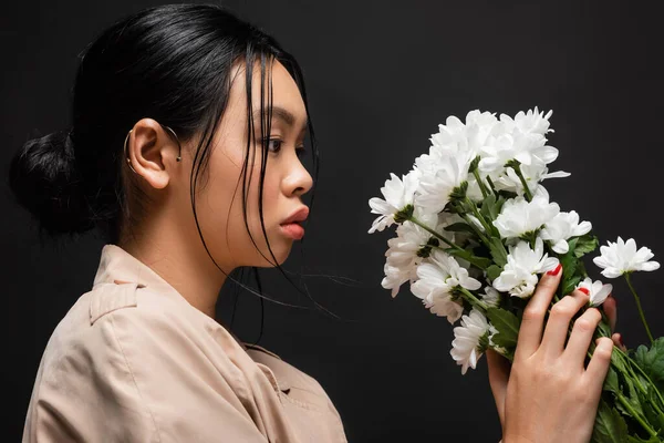 Hübsches Asiatisches Model Trenchcoat Hält Weiße Chrysanthemen Isoliert Auf Schwarz — Stockfoto