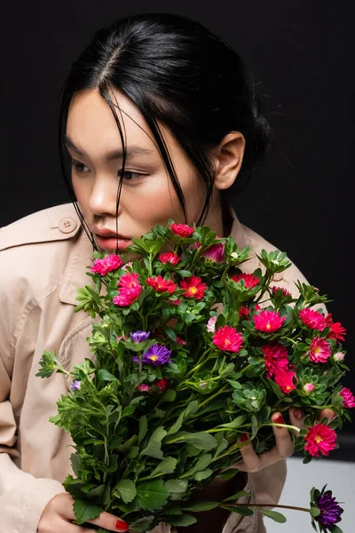 Bella Donna Asiatica Trench Tenuta Bouquet Colorato Sfondo Nero — Foto Stock